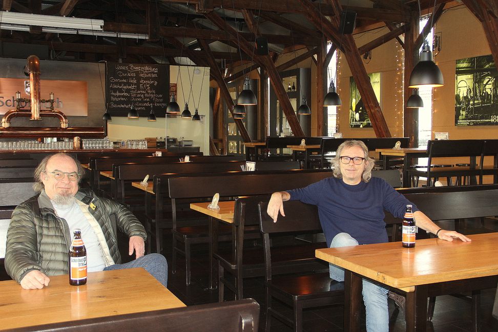 Götz Habisreitinger (links) und Werner Dinkelacker im verwaisten Brauhaus.  Bild: Oberdorfer