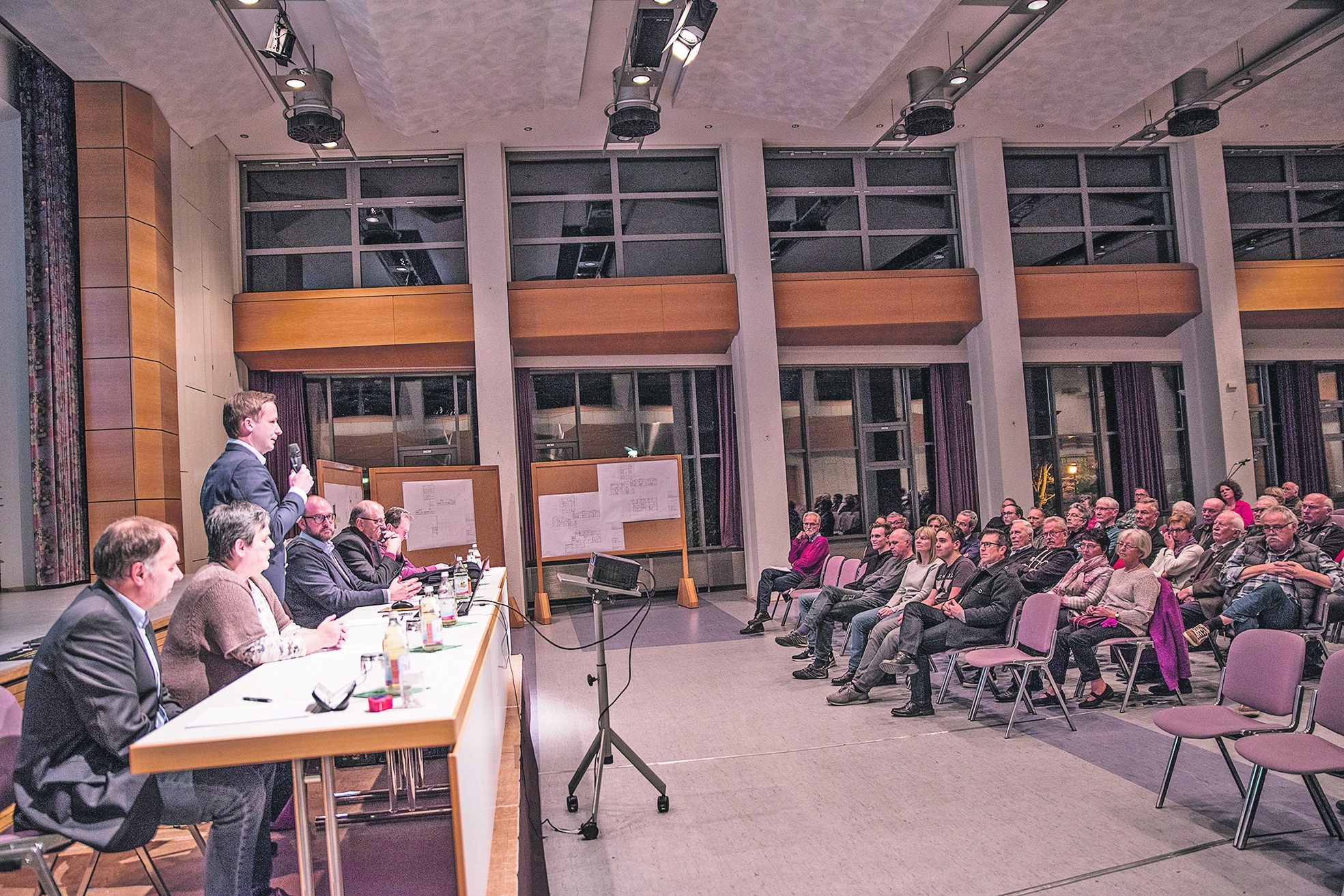 Bürgermeister Florian Glock begrüßt die Besucher bei der Bürgerversammlung in der Magstadter Festhalle. Bild: Richter