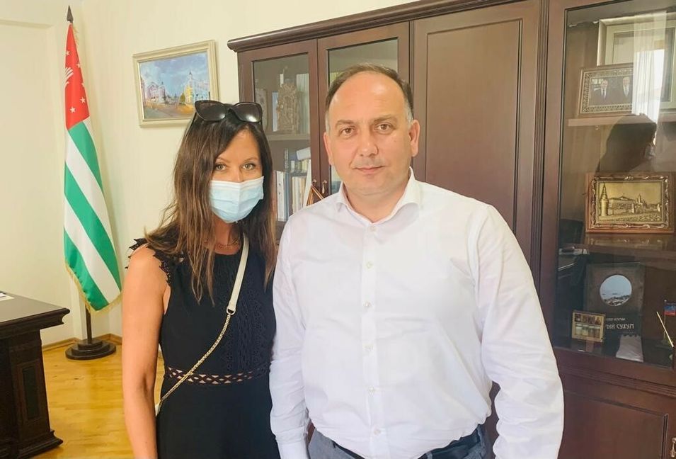 Alona Negrich mit dem abrachischen Außenminister Daur Kowe. Foto: z