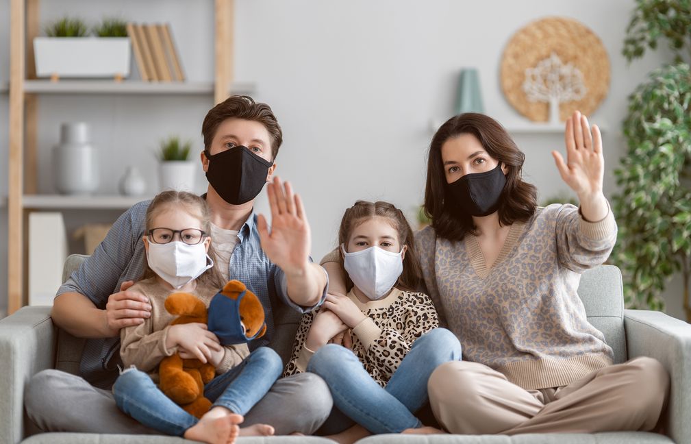 Wer Corona-positiv ist muss sich samt seiner ungeimpften Haushaltsangehörigen eigenständig in häusliche Quarantäne begeben. Eine offizielle Aufforderung vom Gesundheitsamt gibt es nur noch in seltenen Fällen. Bild:  Konstantin Yuganov/Adobe Stock