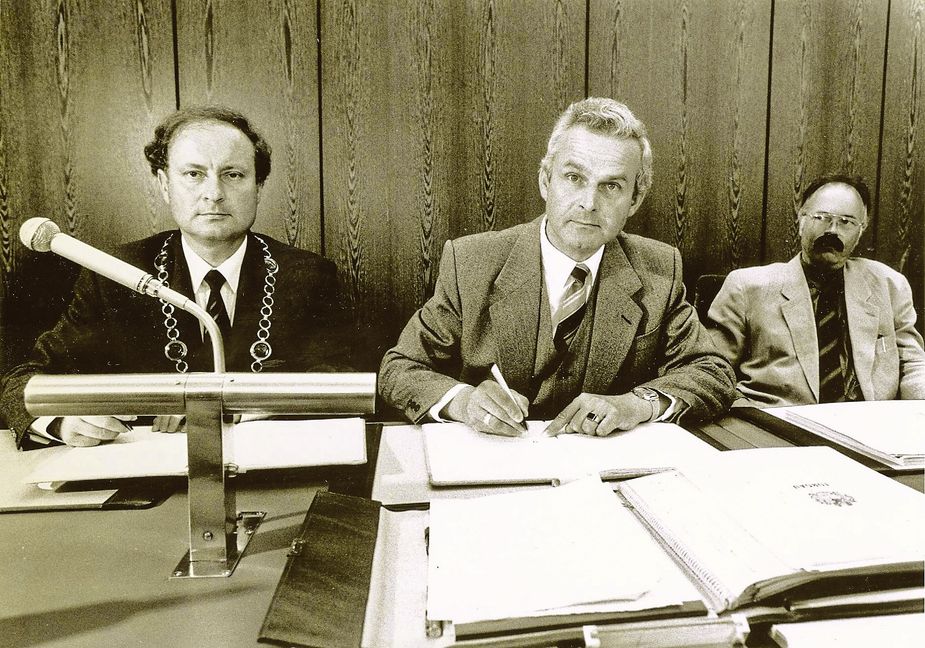 Am 26. Oktober 1988 unterschrieben Sindelfingens OB Dr. Dieter Burger (links) und sein Torgauer Kollege Horst Strähle den Partnerschaftsvertrag. Bild: Archiv