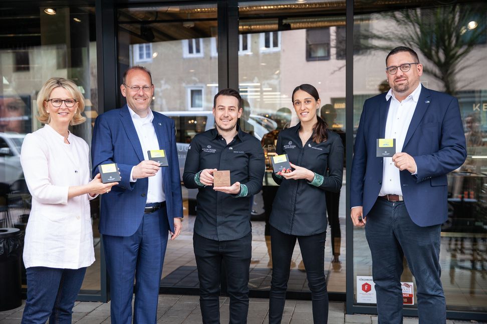 Gruppenbild mit Schokolade: Heike Stahl (Helfen statt Hamstern), Oberbürgermeister Dr. Bernd Vöhringer, Kevin Kugel, Sylvia Kugel, WSG-Geschäftsführer Felix Rapp (von links). Bild: z