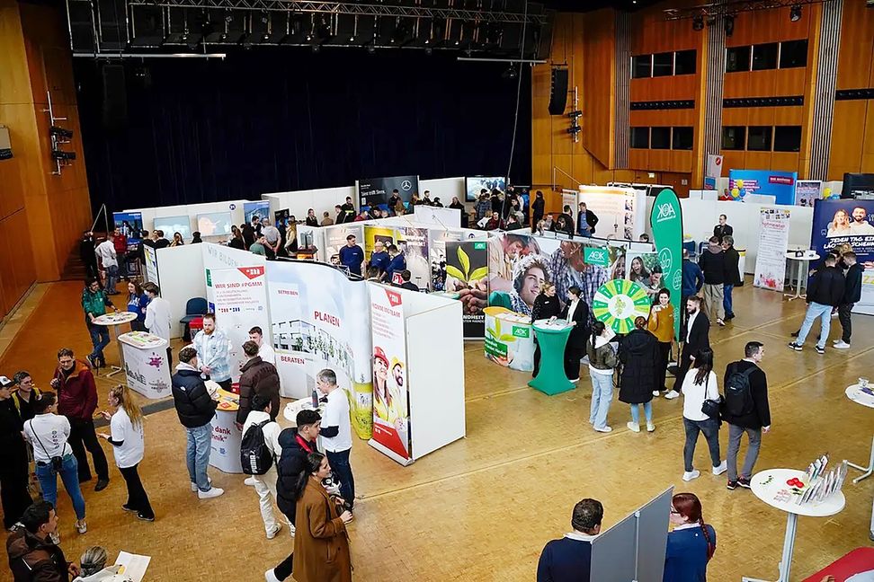 Volles Haus bei der Azubi-Messe in der Sindelfinger Stadthalle.     Bild: z
