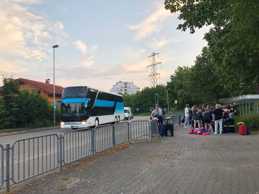 Die Abiturienten des Holzgerlinger Schönbuch-Gymnasiums vor der Abfahrt nach Novalja: Zu diesem Zeitpunkt wussten sie noch nicht, dass sie die kommenden 34 Stunden unterwegs sein würden. Und, dass nur ein Fahrer sie nach Kroatien kutschieren würde. Bild: z