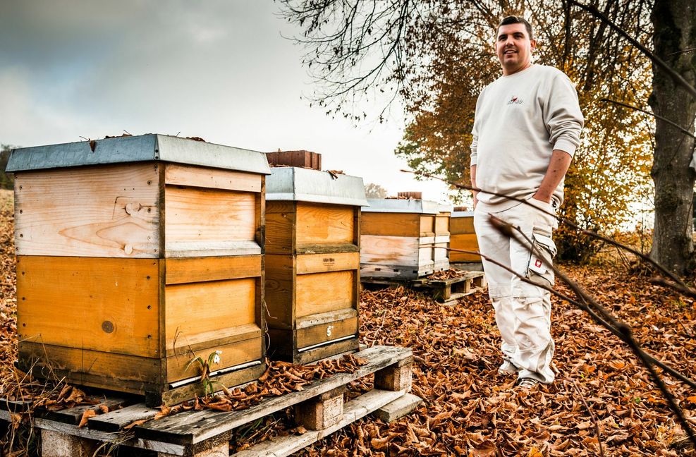 Oliver Hauck kämpft gegen stümperhafte Bienenhaltung. Deshalb hat der Imker seine eigenen Kästen über ganz Rottenburg verteilt.
 Foto: /Andreas Reiner
