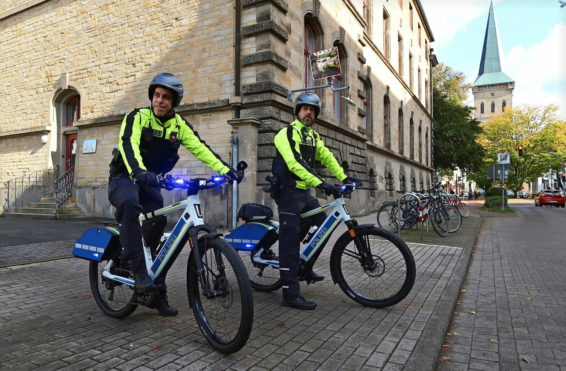 Henner Salow (links) und Dennis Boddenberg auf ihren E-Bikes: Die blauen Blitzlichter befinden sich am Lenker und an der Seite, das Martinshorn  steckt in der hinteren Seitentasche
 Foto: Steve Przybilla