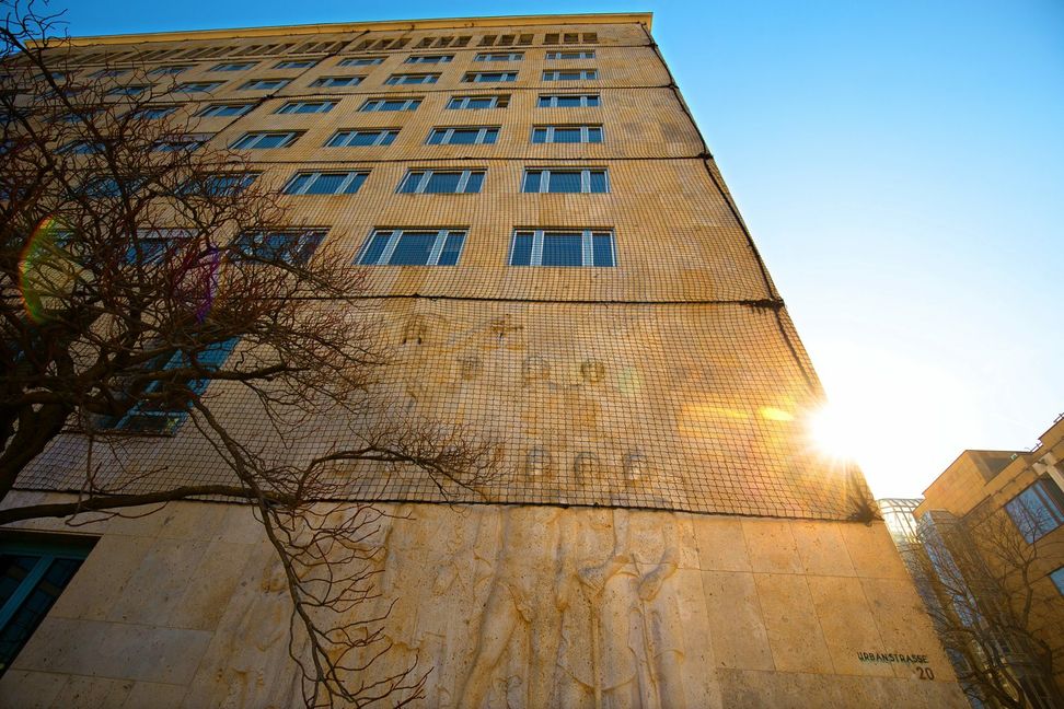 Netze sichern die Fassade am Gebäude des Landgerichts in Stuttgart.