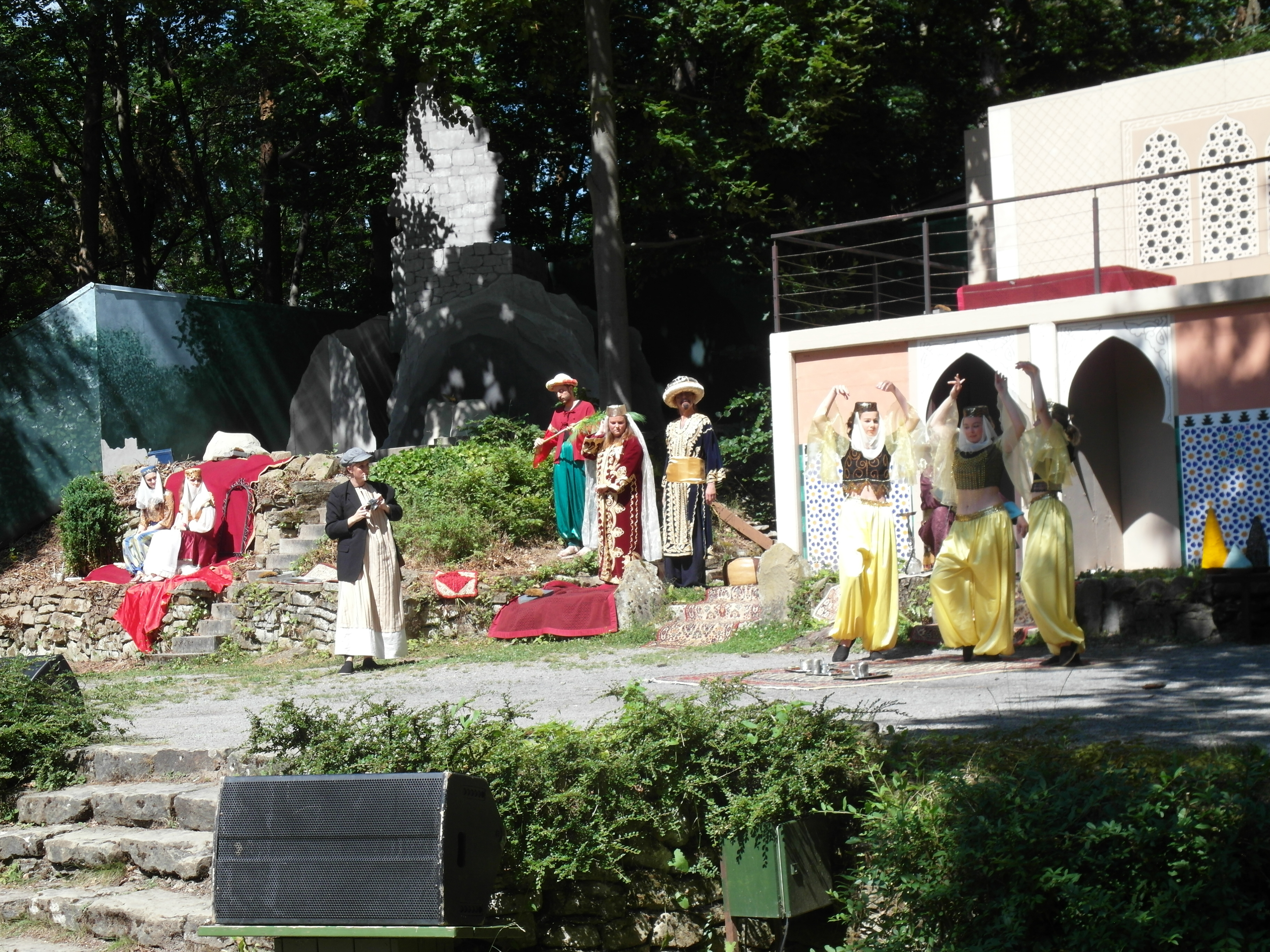 Märchenhaft orientalisch mit modernen Themen - das ist die Wunderlampe im Renninger Naturtheater. Bilder: Staber