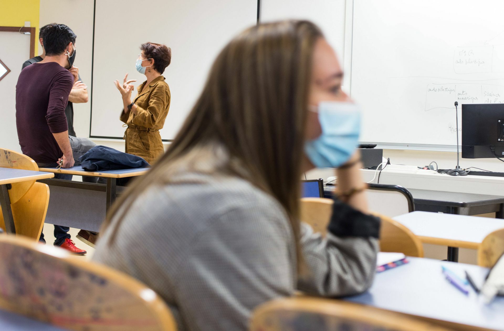 Für Schüler und Lehrer gelten verschiedene Regeln. Eine ist für fast alle gleich: Maske einpacken bitte nicht vergessen!