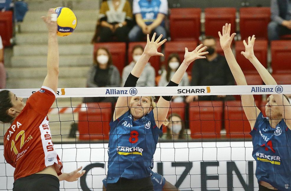 Block ins Leere: Die Stuttgarterinnen Ilka Van de Vyver und Mira Todorova (re.) können Valeria Papa (SC Potsdam) nicht stoppen. Auf den Rängen sind die Lücken unübersehbar.