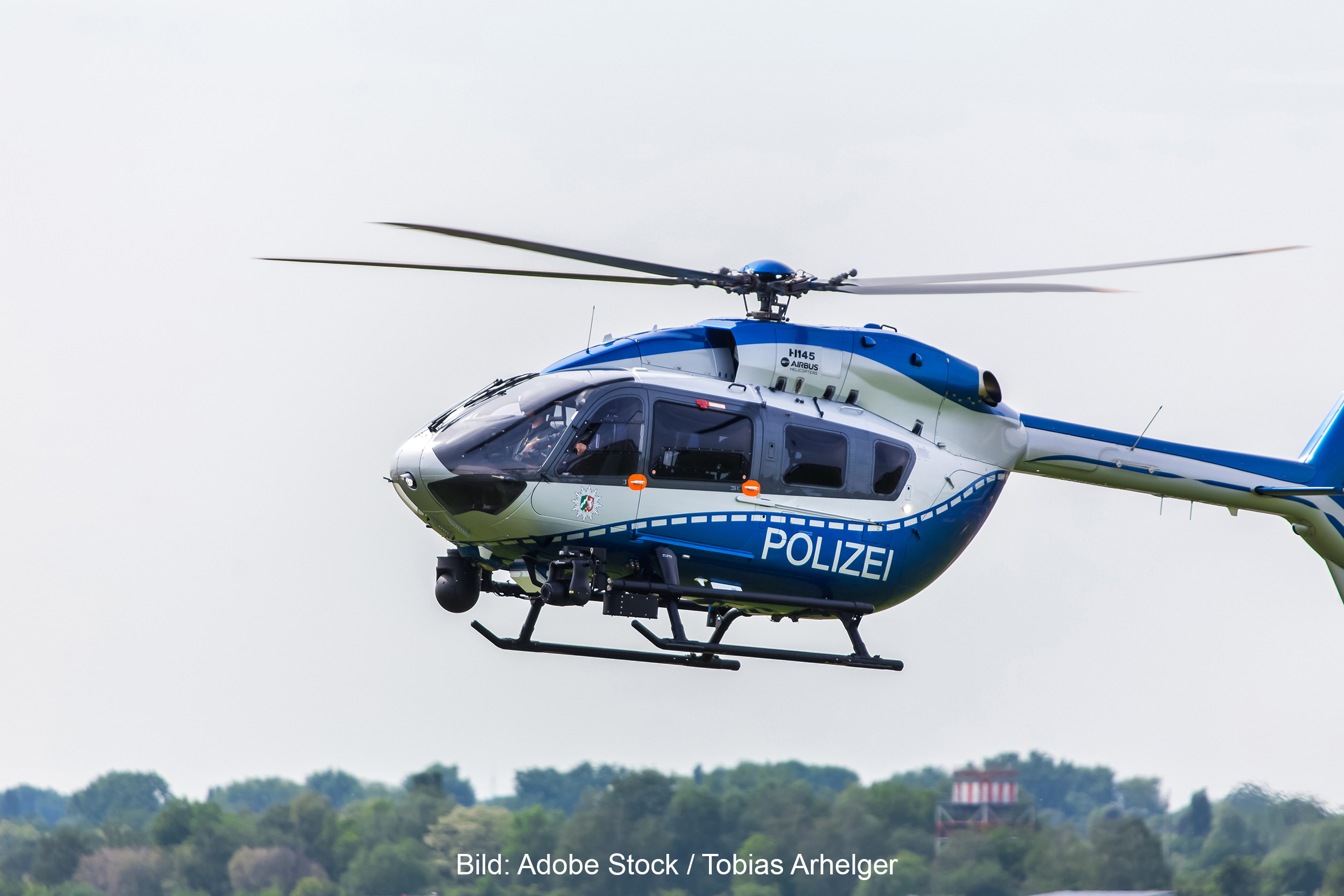 Auch mit einem Polizeihubschrauber wurde nach dem Unbekannten gesucht. Bild: Tobias  Arhelger/Adobe Stock