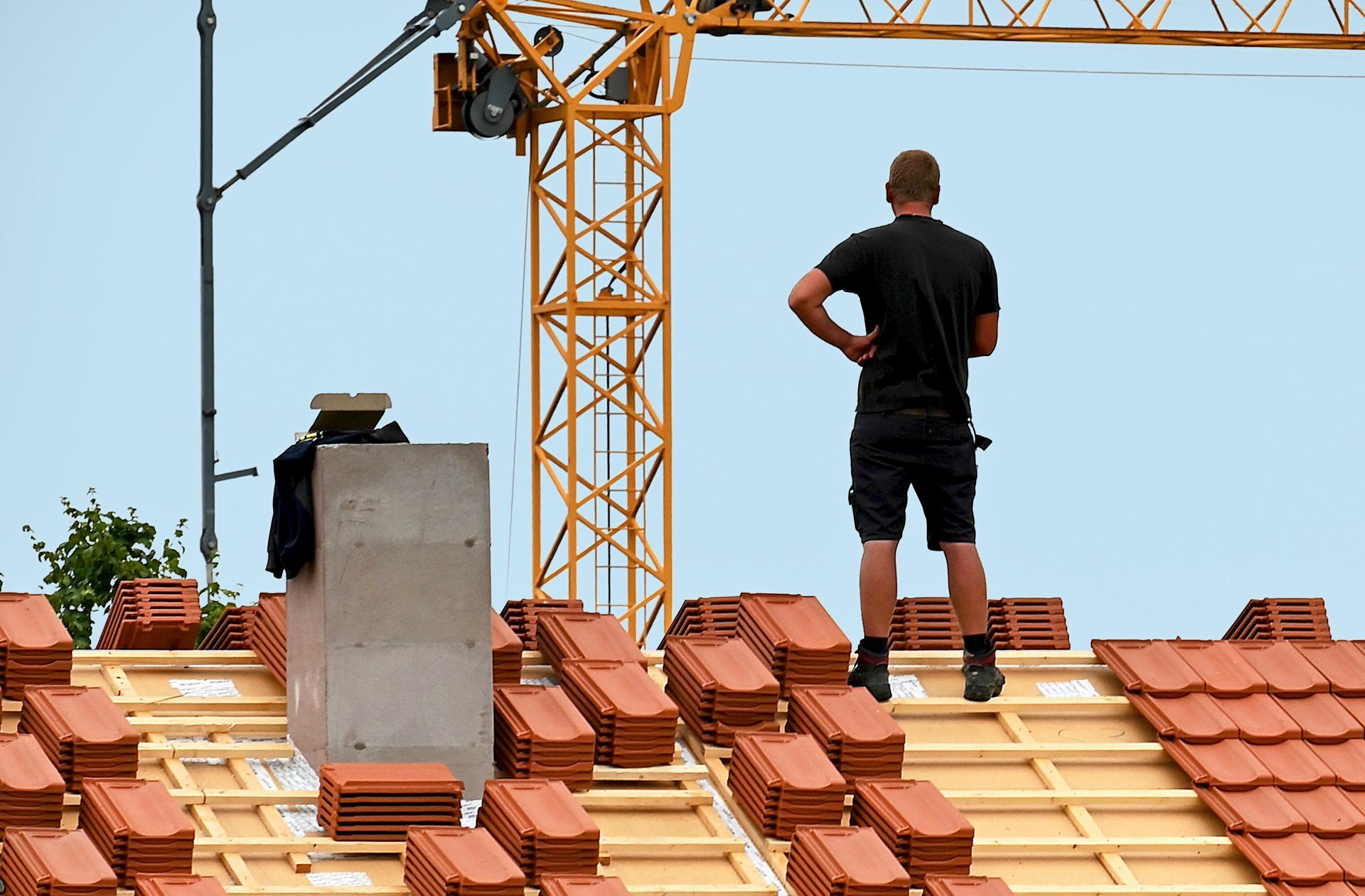 Dachziegel gehören zu den Baustoffen, deren Preise sich – zumindest bis Mitte 2021 – nur moderat erhöht haben.
 Foto: Imago/Rolf Poss