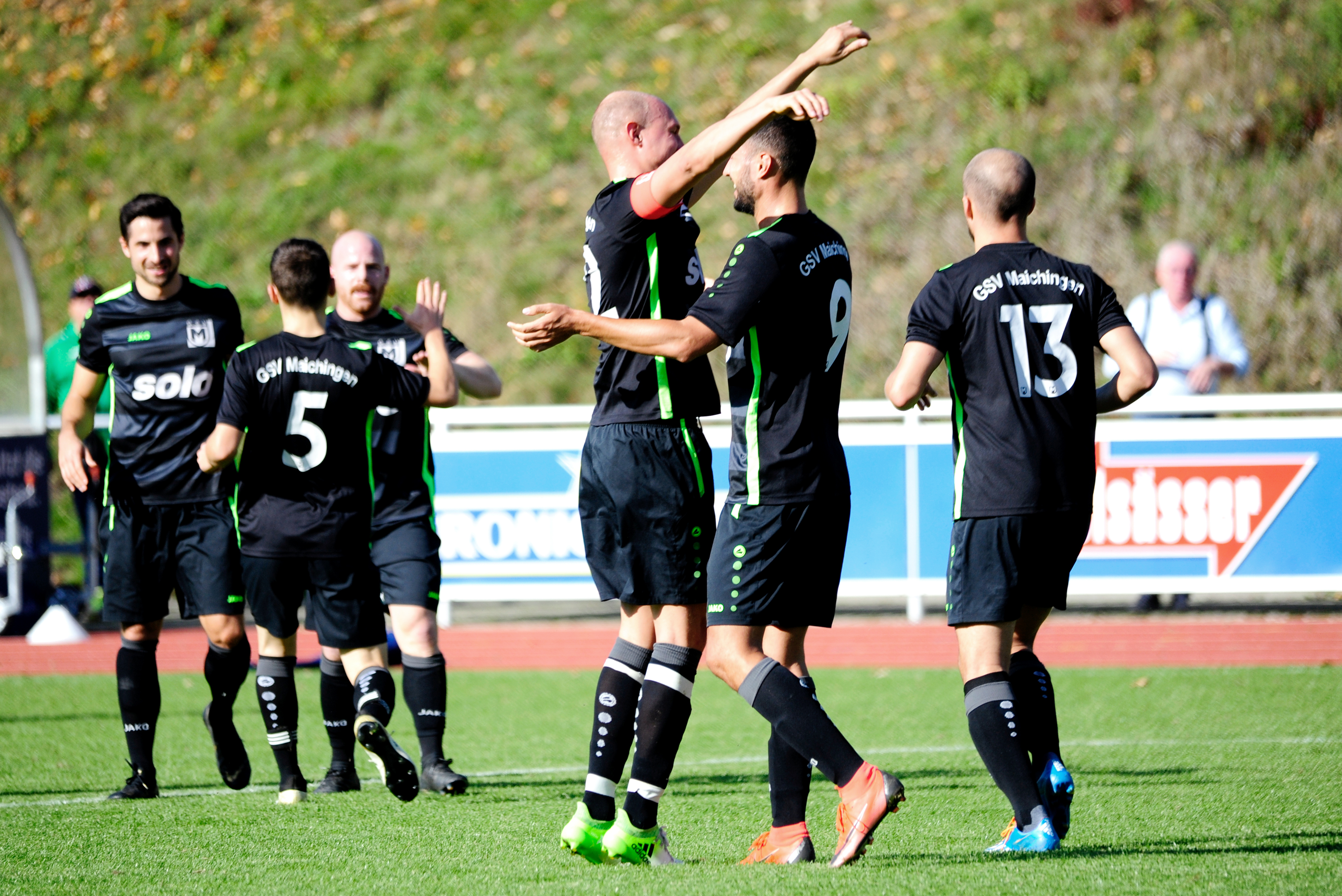 13.10.19 Maichingen Nr.22 Michael Klauß und Nr.9 Rene Brunner (mitte) Tor zum 1:0