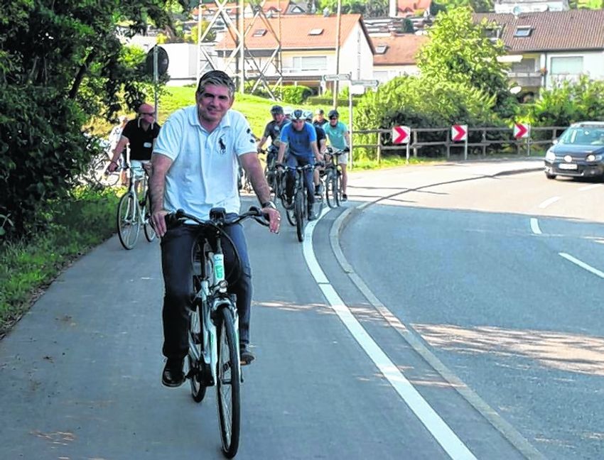 Bürgermeister Ioannis Delakos testet den neuen, breiten Rad- und Gehweg auf der Aichtalstraße. Bild: Staber