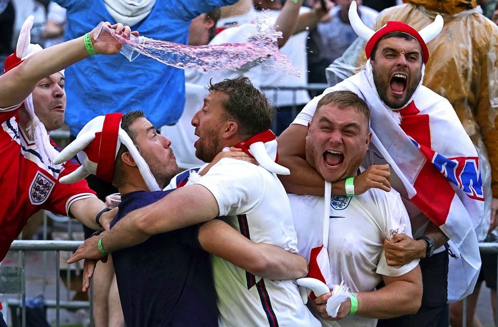 Diese englischen Fußballfans halten wenig von Abstandsregeln.
 Foto: dpa/Martin Rickett