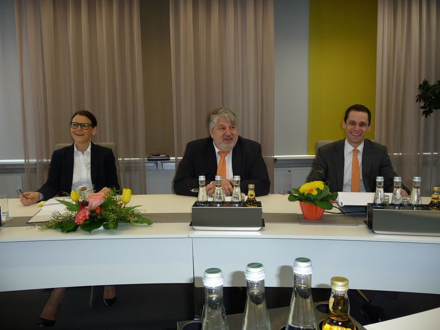 Die Vorständen der Vereinigten Volksbanken (von links): Anette Rehorsch-Hartmann, Wolfgang Klotz (Vorsitzender) und Jörg Niethammer. Nicht auf dem Archivbild sind Siegfried Arnold (stellvertretender Vorsitzender) und Thomas Krätschmer, die durch die Fusion mit der Volksbank Reutlingen dazugekommen sind.  Bild: Reichert