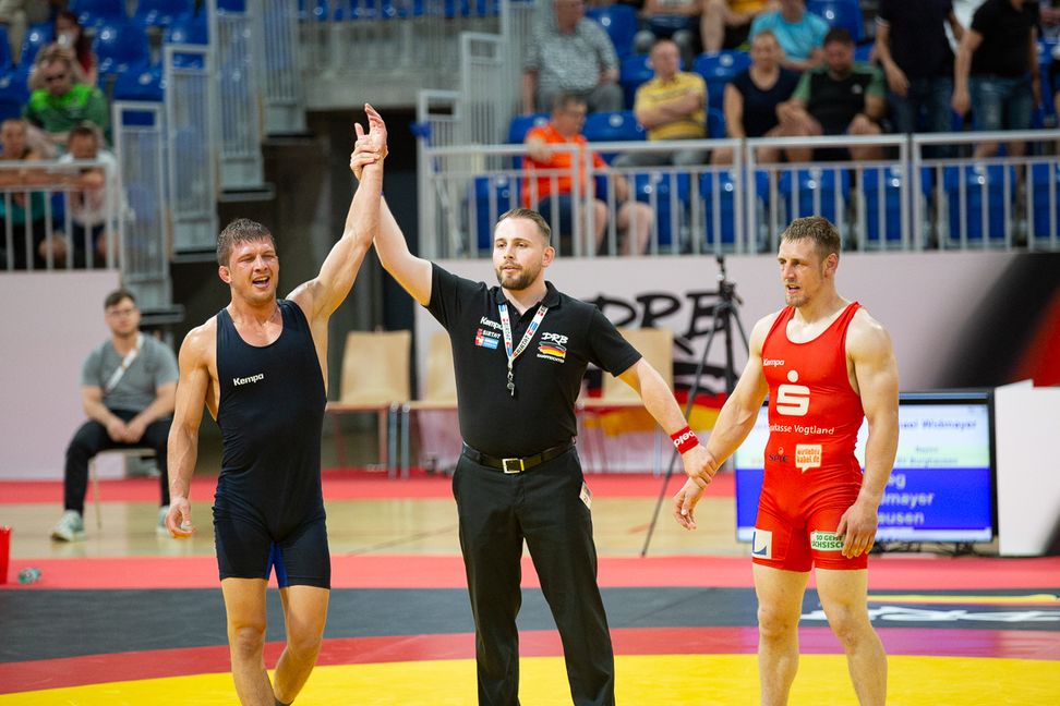War nach dem Finalkampf gegen Maximillian Schwabe (rechts) total geschafft: der Ehninger Michael Widmayer. Bild: Jens Heinz, Bayrischer Ringerverband