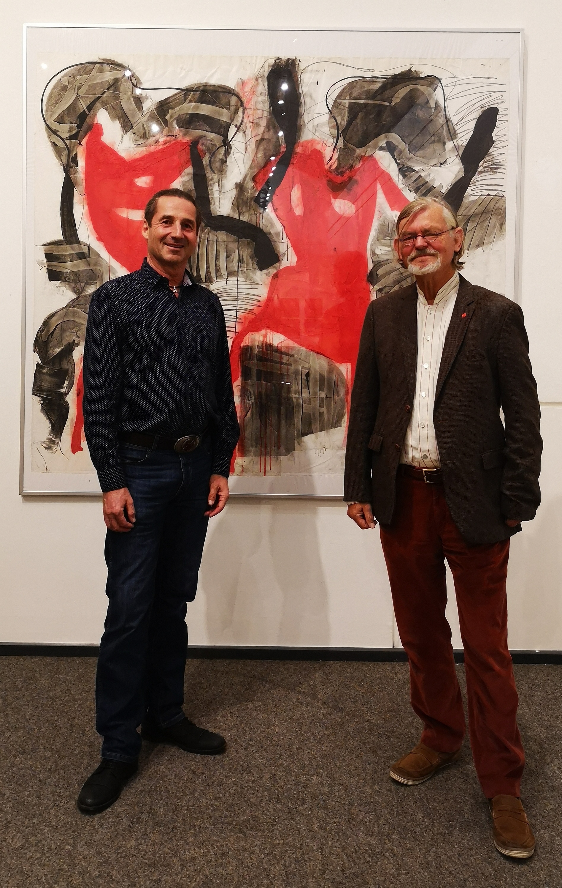 Sebastian Rau (links) und Ausstellungsmacher Felix Sommer vor einem Werk von Eberhard Rau. Bild: Schilpp