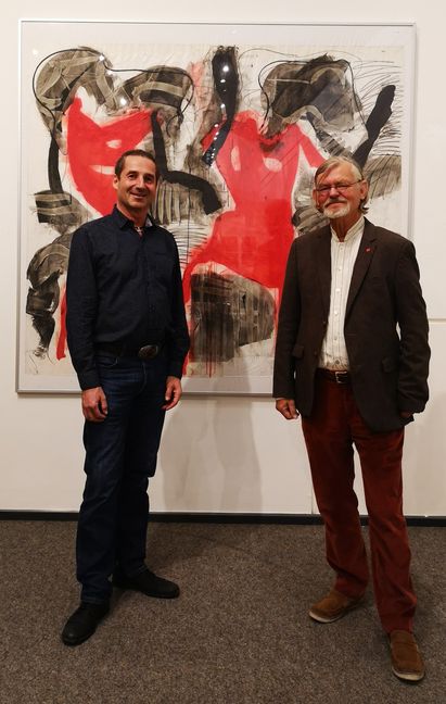 Sebastian Rau (links) und Ausstellungsmacher Felix Sommer vor einem Werk von Eberhard Rau. Bild: Schilpp
