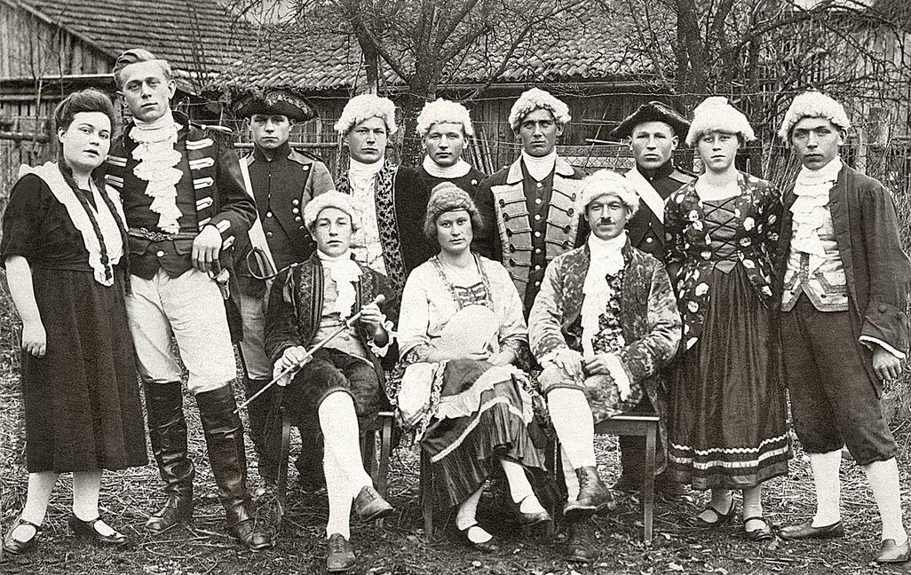 So sah zirka 1925 Theater im Turnverein aus. Das Ensemble gab Schillers Kabale und Liebe    Bild: z