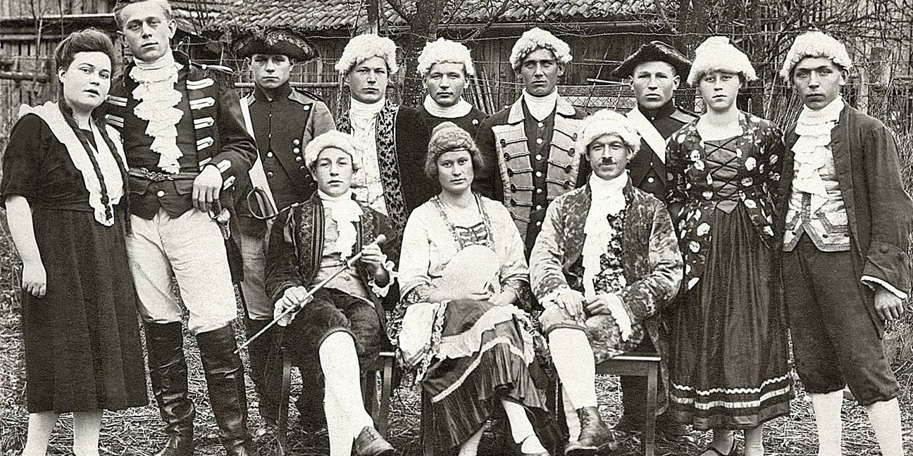 So sah zirka 1925 Theater im Turnverein aus. Das Ensemble gab Schillers Kabale und Liebe    Bild: z