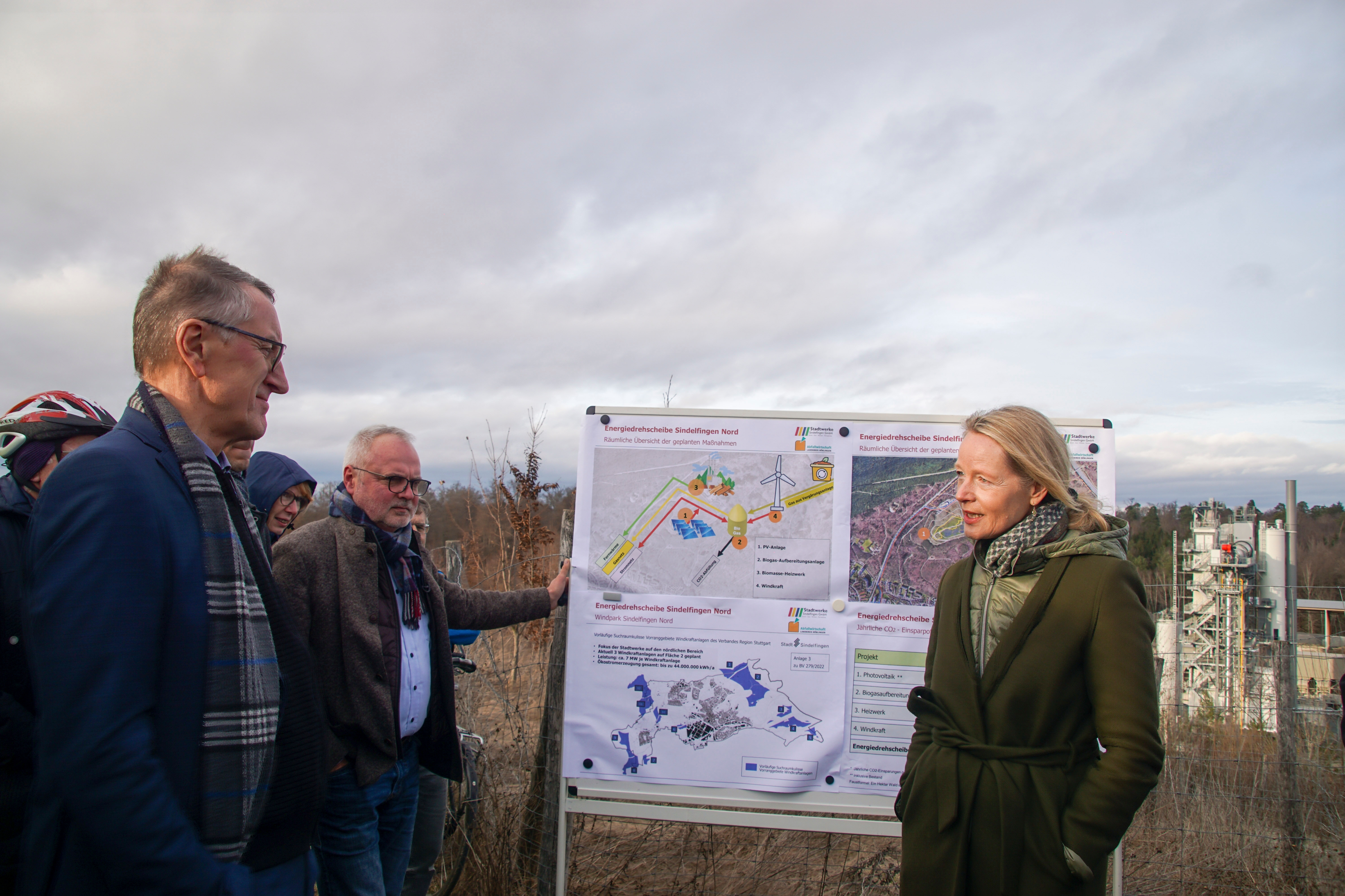 Landrat Roland Bernhard, Stadtwerke-Geschäftsführer Karl Peter Hoffmann und Umweltministerin Thekla Walker beim Besuch auf der Dachsklinge. Bild: Dettenmeyer