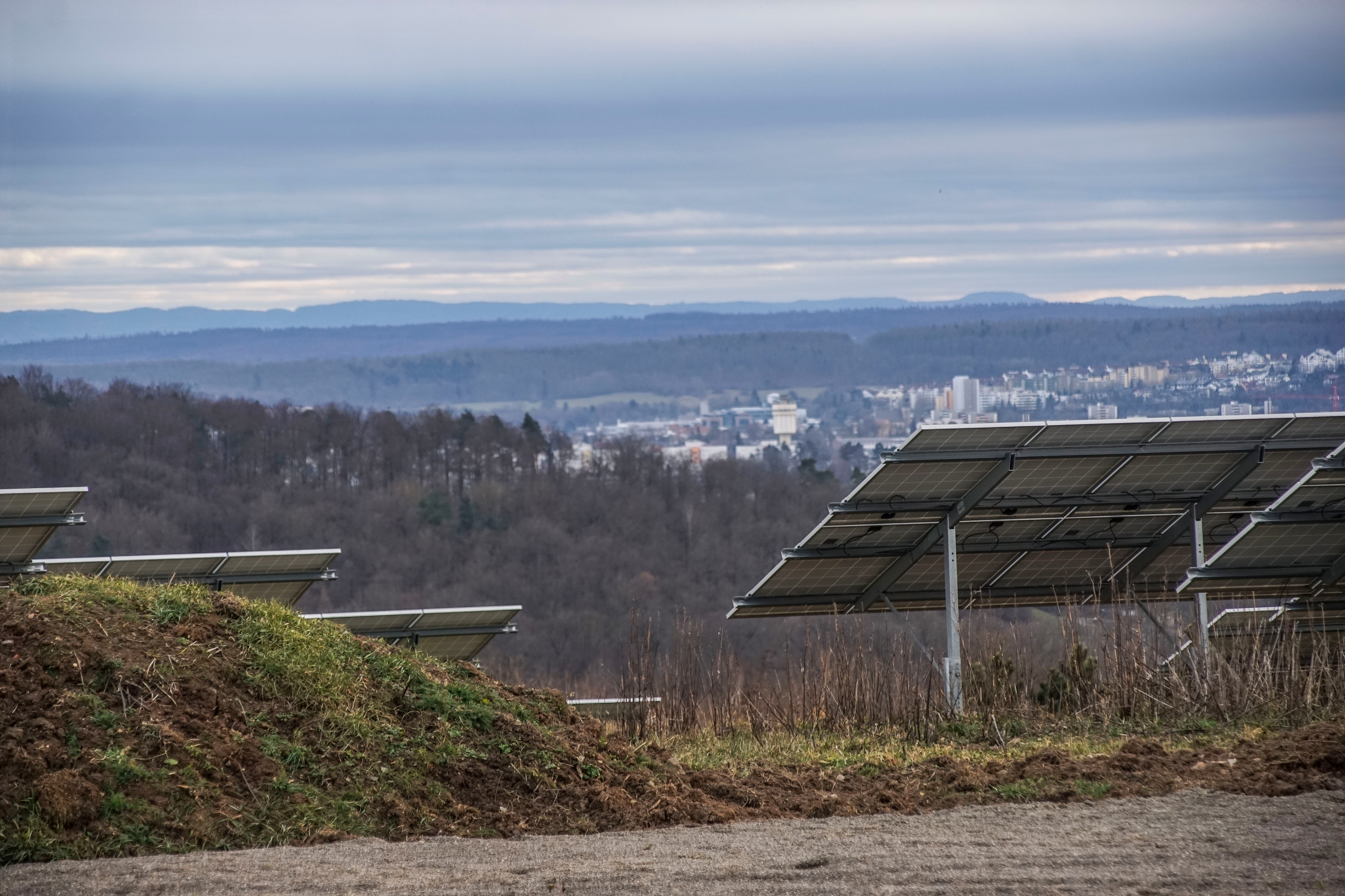 Die Dachsklinge als Energiedrehscheibe: Solarmodule gibt es hier schon, Windkraft könnte dazu kommen. Bild: Dettenmeyer