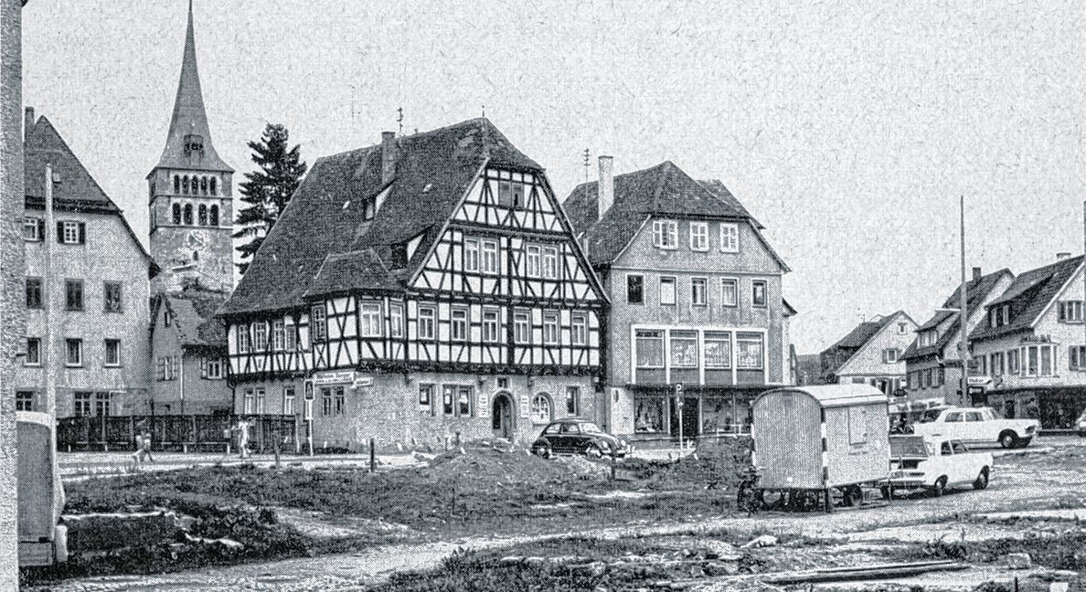 Das Wurmbergquartier, auf dem das Domo-Gemeinschaftswarenhaus gebaut wird, ist abgerissen. Das Fachwerkhaus auf der anderen Straßenseite, das die alten Sindelfinger unter dem Namen Leinen-Burger kennen, wird als Mütterschule saniert und beherbergt heute das Haus der Familie. Bild: Archiv Röhm Verlag