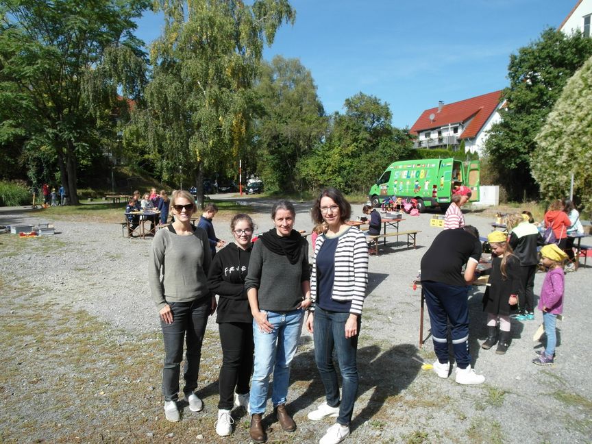 Mit einem Piratenfest im Darmsheimer Aibachgrund haben Heike Schneider (Jugendrererentin des TV Darmsheim), die ehrenamtliche Kinder-Betreuerin Alicia Ulmer (Jugendsprecherin beim TV Darmsheim), Stadtjugendring-Geschäftsführerin Adelheid Schlegel und Katrin Wirth (Koordinationsstelle Kinderferienprogramme beim Stadtjugendring Sindelfingen) den Abschluss der diesjährigen Sindelfinger Sommerfereinprogramme gefeiert (von links).   Bild: Staber