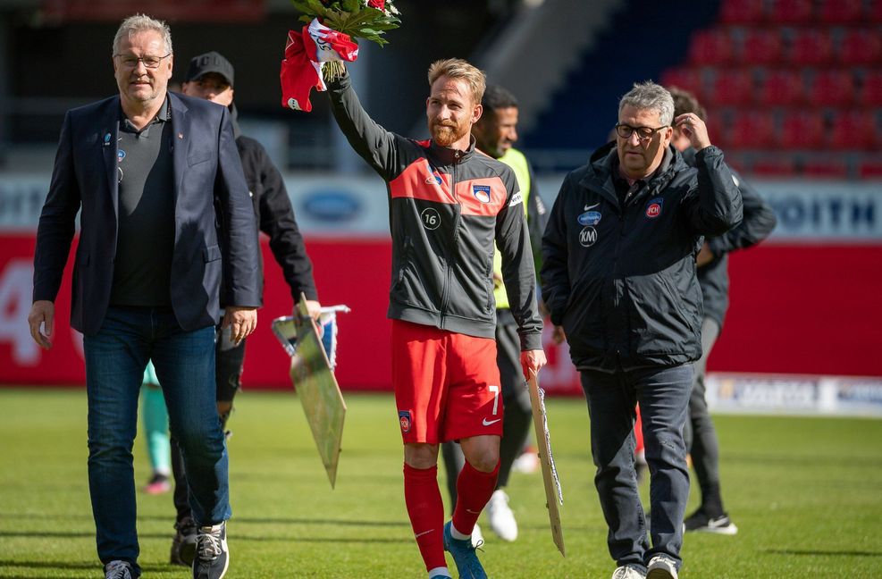 Der Vorstandsvorsitzende Holger Sanwald (li.) bei der Verabschiedung von Vereinsikone Marc Schnatterer, rechts der FCH-Aufsichtsratsvorsitzende Klaus Mayer. Foto: imago//Sascha Walther