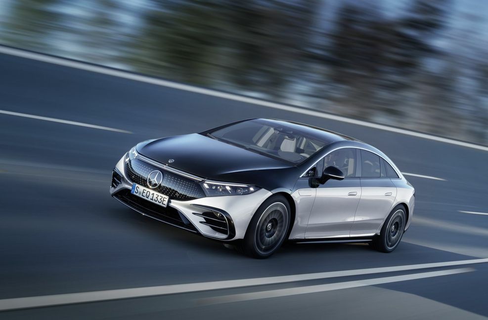 Der Mercedes-Benz EQS ist nach Angaben von Daimler das aerodynamischste Serienfahrzeug der Welt. Der sogenannte Luftwiderstandsbeiwert liegt bei 0,20. Das trägt zu seiner elektrischen Reichweite von bis zu 770 Kilometer nach dem neuen Prüfstandard WLTP bei. Foto: Daimler