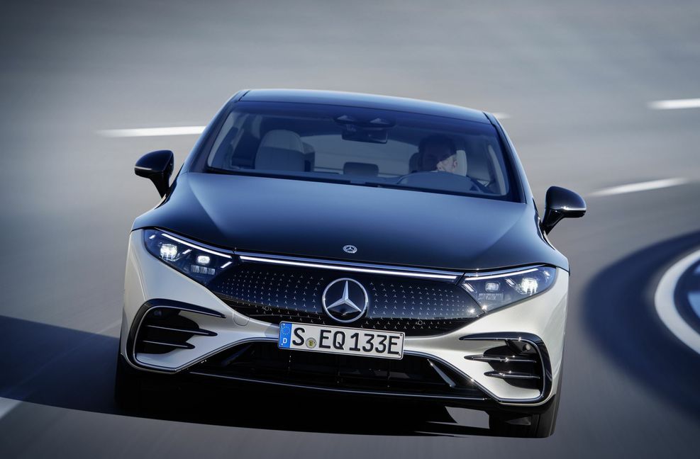 Die Motorhaube ist auf den Seiten weit heruntergezogen und lässt sich nur in der Werkstatt öffnen. Anders als bei manchen  E-Autos gibt es vorne keinen zweiten Kofferraum (Frunk). Stattdessen sitzt unter der Haube ein großer Filter, der unter anderem Pollen, Feinstaub und andere Stoffe aus der Außenluft herausfiltert. Die Front ist geprägt von einem Leuchtenband, das die Scheinwerfer miteinander verbindet und dem schwarzen Kühlergrill. Auf Wunsch gibt es den Kühlergrill mit einem eingeprägten dreidimensionalen Sternmuster, dessen Design das ursprüngliche Markenzeichen der Daimler-Motorengesellschaft von 1911 aufgreift. Foto: Daimler