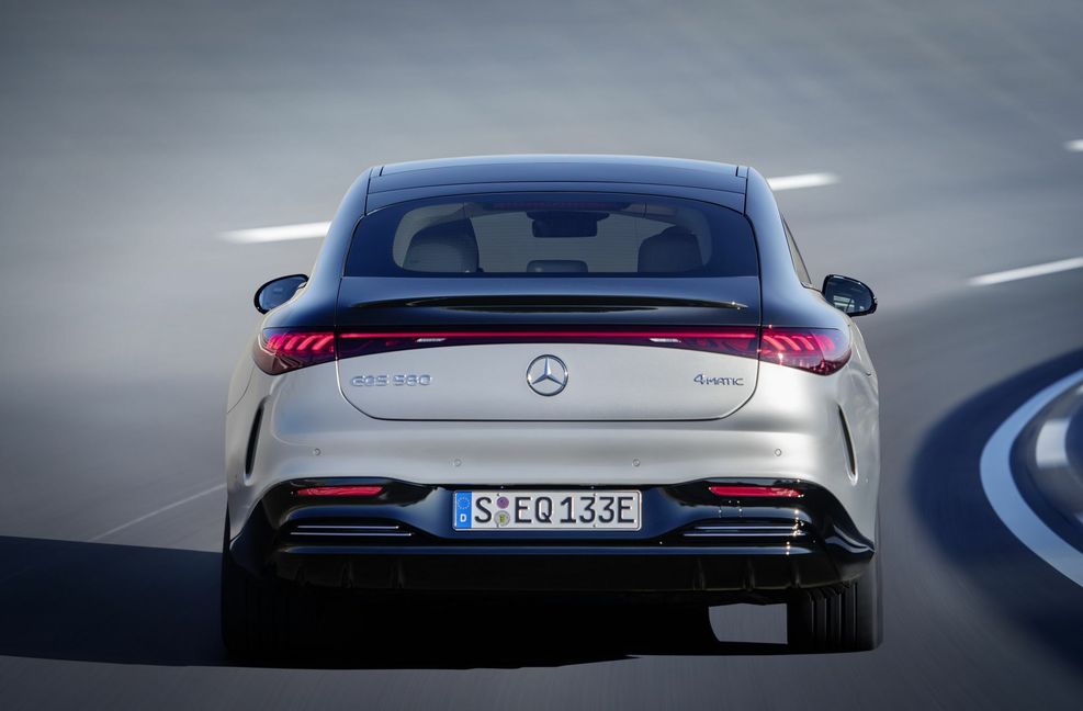 Der EQS verfügt wie die neue S-Klasse serienmäßig über eine Hinterachs-Lenkung, deren Lenkwinkel gegen Aufpreis auf bis zu zehn Grad erweitert werden kann. Damit soll das mehr als fünf Meter lange Auto einen  Wendekreis von knapp elf Metern erreichen, der laut Daimler mit Kompaktmodellen vergleichbar ist. Foto: Daimler