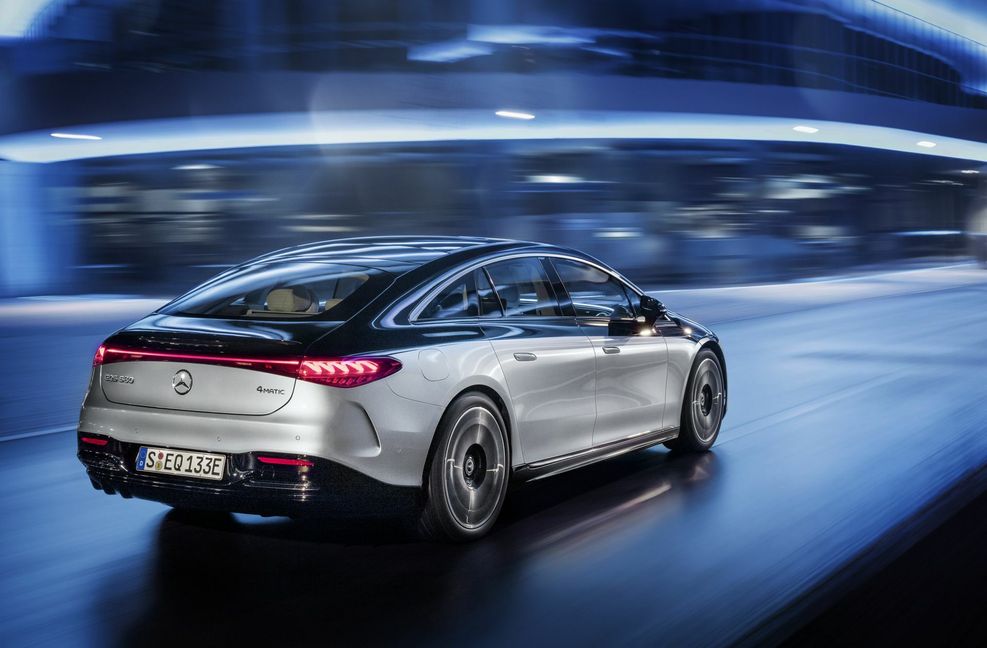 Auf Sonderausstattung gibt es den EQS auch mit automatischen  Türen vorne und hinten. Geht der Fahrer auf das Auto zu, fahren zunächst die Türgriffe aus. Bei weiterer Annäherung öffnen sich automatisch die Türen. Über das Anzeige- und Bediensystem MBUX können die hinteren Türen auch ferngesteuert werden, etwa um Kinder an der Schule einsteigen zu lassen. Foto: Daimler