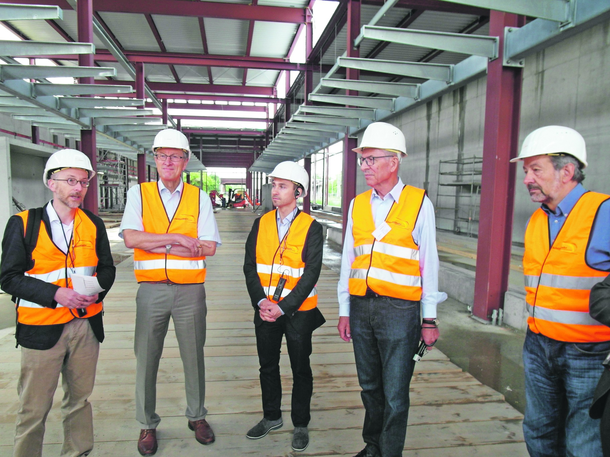Auf der Baustelle des neuen Betriebshofs, in dem ab Mai 2019 neben dem Böblinger Busbahnhof die elektrischen Züge der Schönbuchbahn gewartet werden sollen (von links): Matthias Gastel (Bundestagsabgeordneter und bahnpolitischer Sprecher der Grünen), Landrat Roland Bernhard, Böblingens Oberbürgermeister Dr. Stefan Belz, Reinhold Bauer (Geschäftsführer des Zweckverbands Schönbuchbahn), Kurt Retter (technischer Berater beim Ausbau der Schönbuchbahn).  Bild: Staber