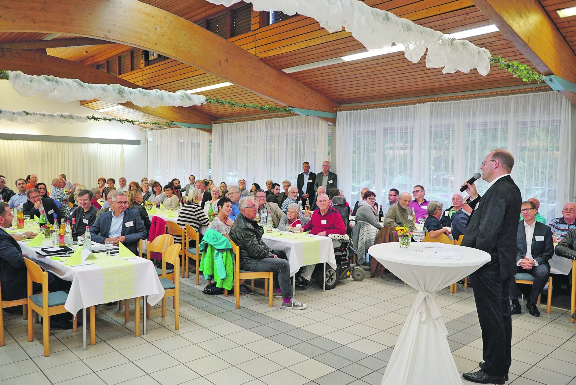 Zahlreich erschienen waren die Sindelfinger Vereinsvorsitzenden zum 12. Treffen. Oberbürgermeister Dr. Bernd Vöhringer und Teile der Stadtverwaltung hörten sich die Ideen und Anregungen an. Bild: Heiden