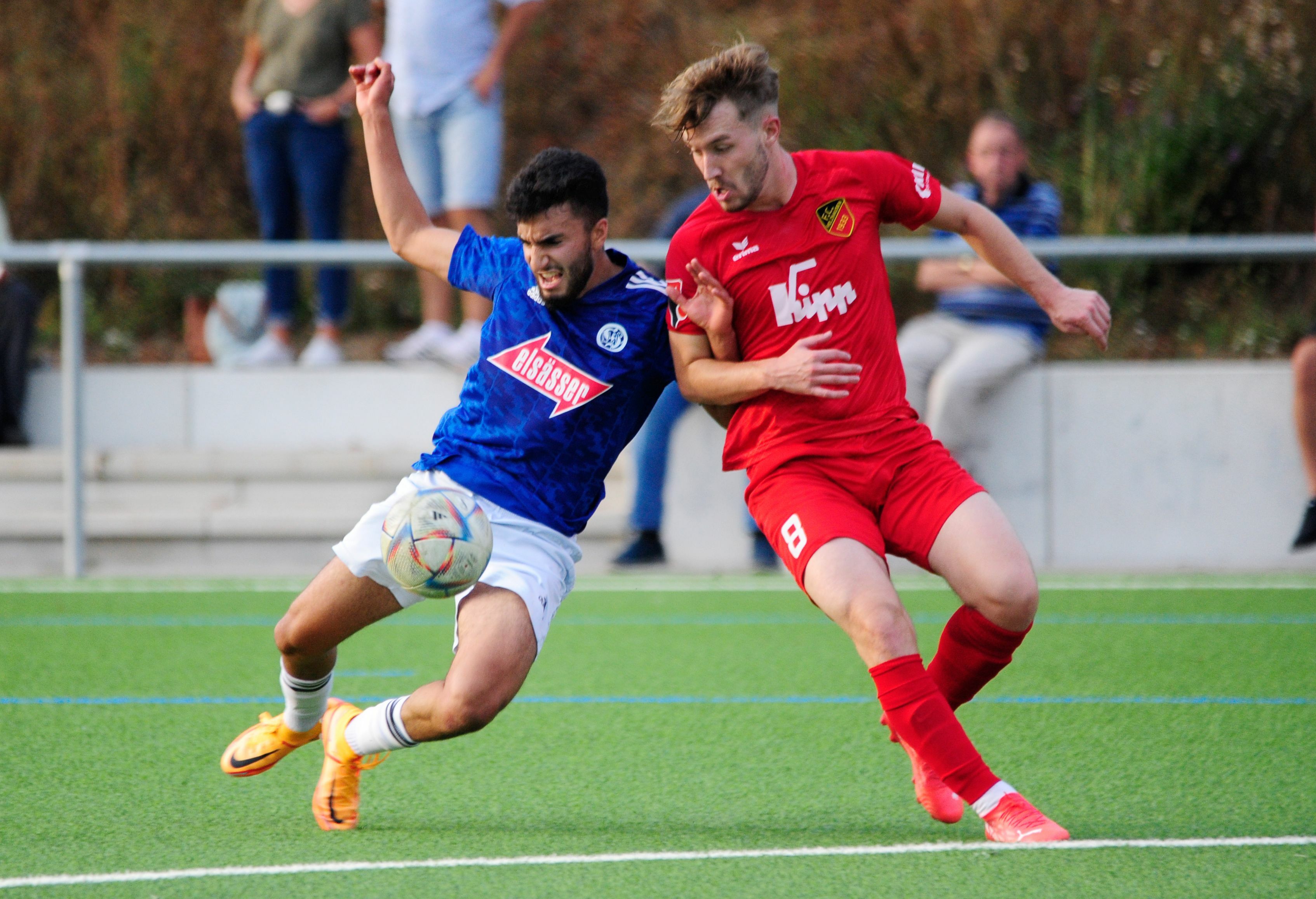 Muhsin Alper Kocas und der VfL Sindelfingen (links): Gegen den Oberligisten FC Holzhausen endete am Dienstagabend die Pokal-Reise.    Bild: Photostampe