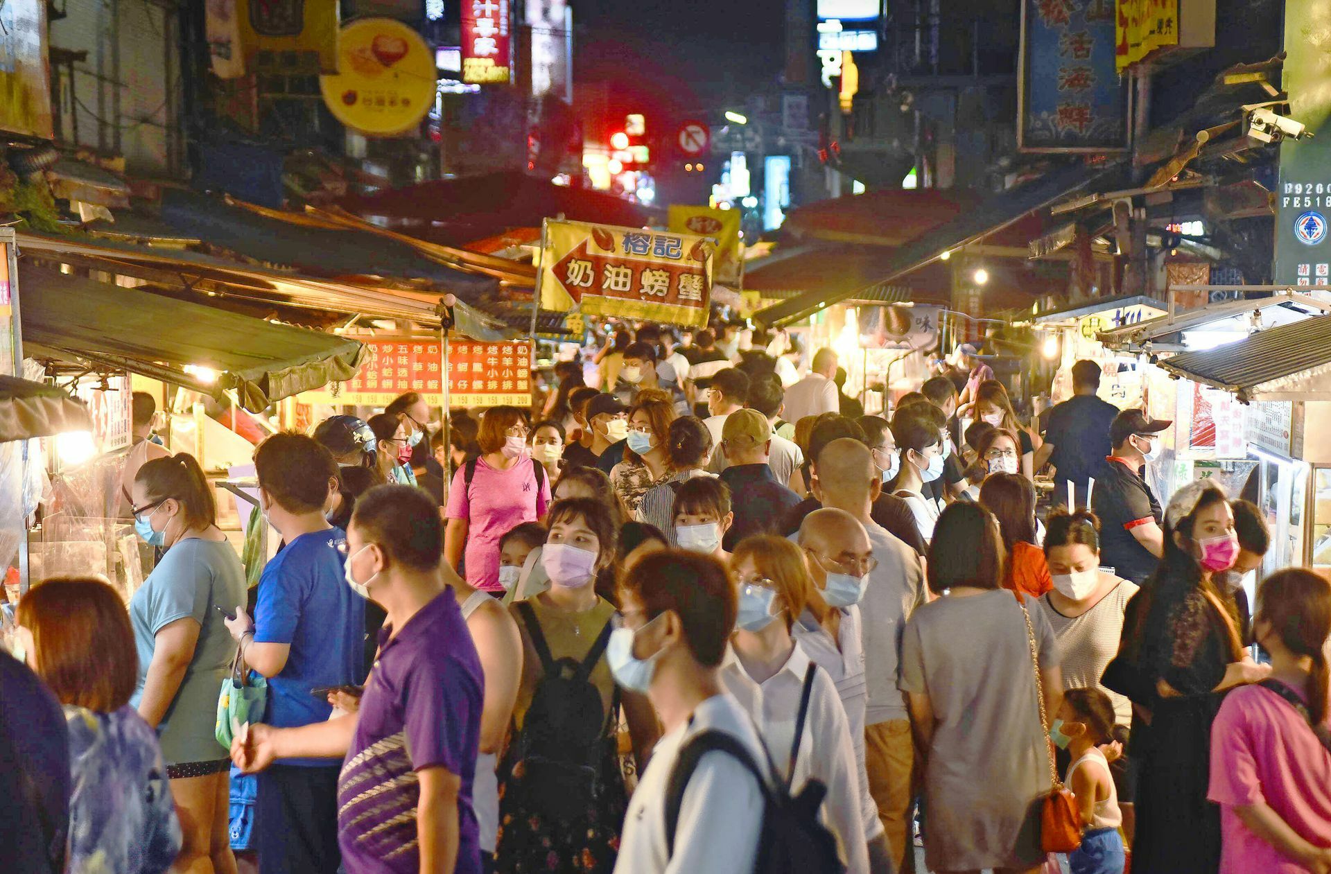 Einkaufsbummel in der Hauptstadt Taipeh:  Taiwan ist mittlerweile ein moderner Industriestaat und  im asiatischen Vergleich ein reiches Land.