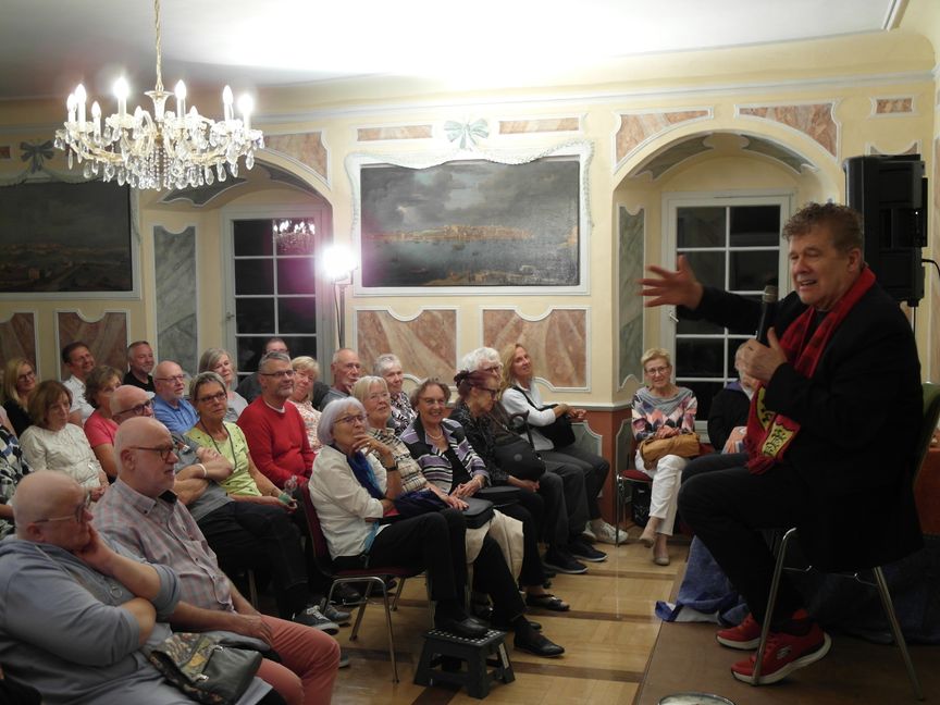 Klaus Birk bei seinem Gastspiel im Dätzinger Schloss. Bild: Staber