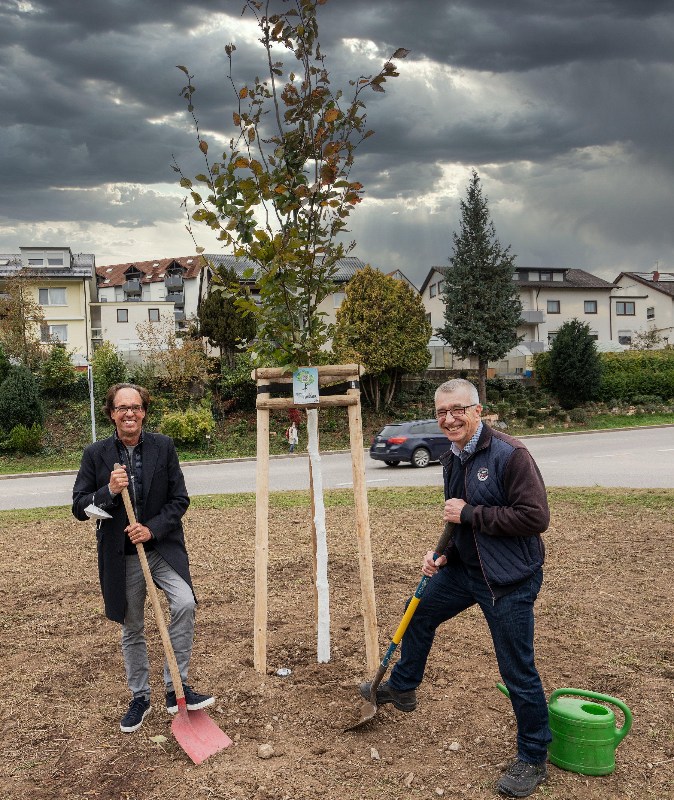 Am Aidlinger Ortsrand pflanzten Kabarettist Christoph Sonntag (links) und Bürgermeister Ekkehard Fauth einen Baum gegen Feinstaub.                                       Bild: Richter