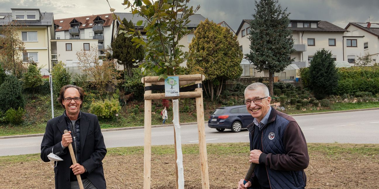 Am Aidlinger Ortsrand pflanzten Kabarettist Christoph Sonntag (links) und Bürgermeister Ekkehard Fauth einen Baum gegen Feinstaub.                                       Bild: Richter