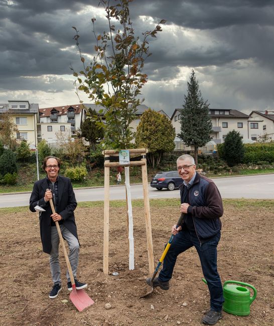 Am Aidlinger Ortsrand pflanzten Kabarettist Christoph Sonntag (links) und Bürgermeister Ekkehard Fauth einen Baum gegen Feinstaub.                                       Bild: Richter