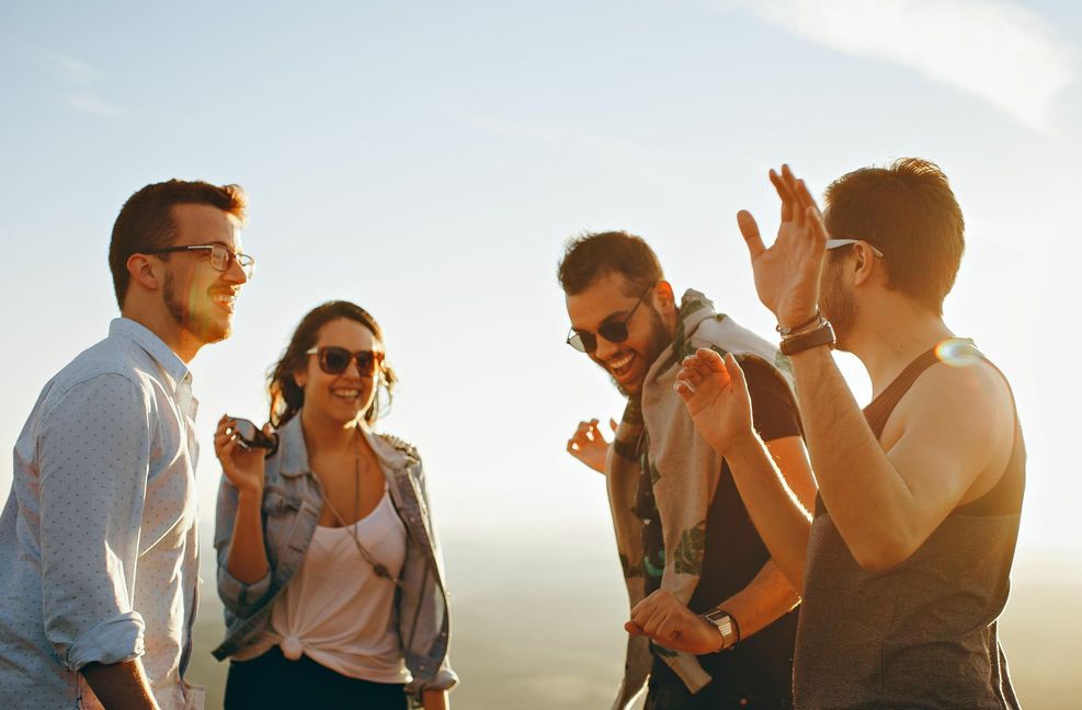 Feiern, Work-Life-Balance und jetzt auch noch pro Gewalt? So stellen Medien zum Teil die Generation Z dar.