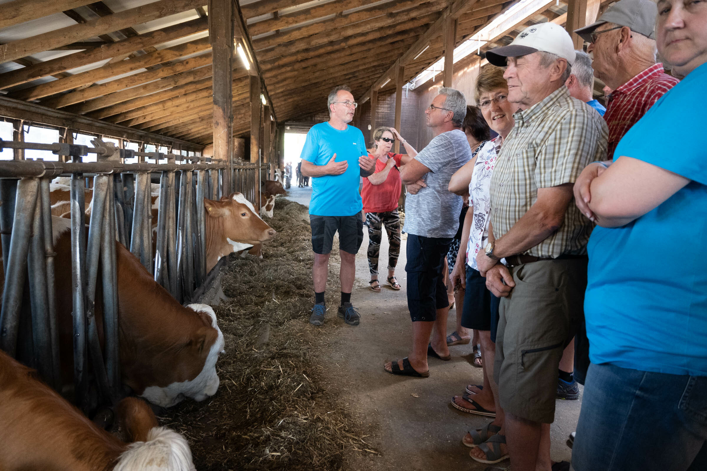 Einblicke in seine Landwirtschaft gibt Georg Schmid während der Hofführung. Bild: Nüßle
