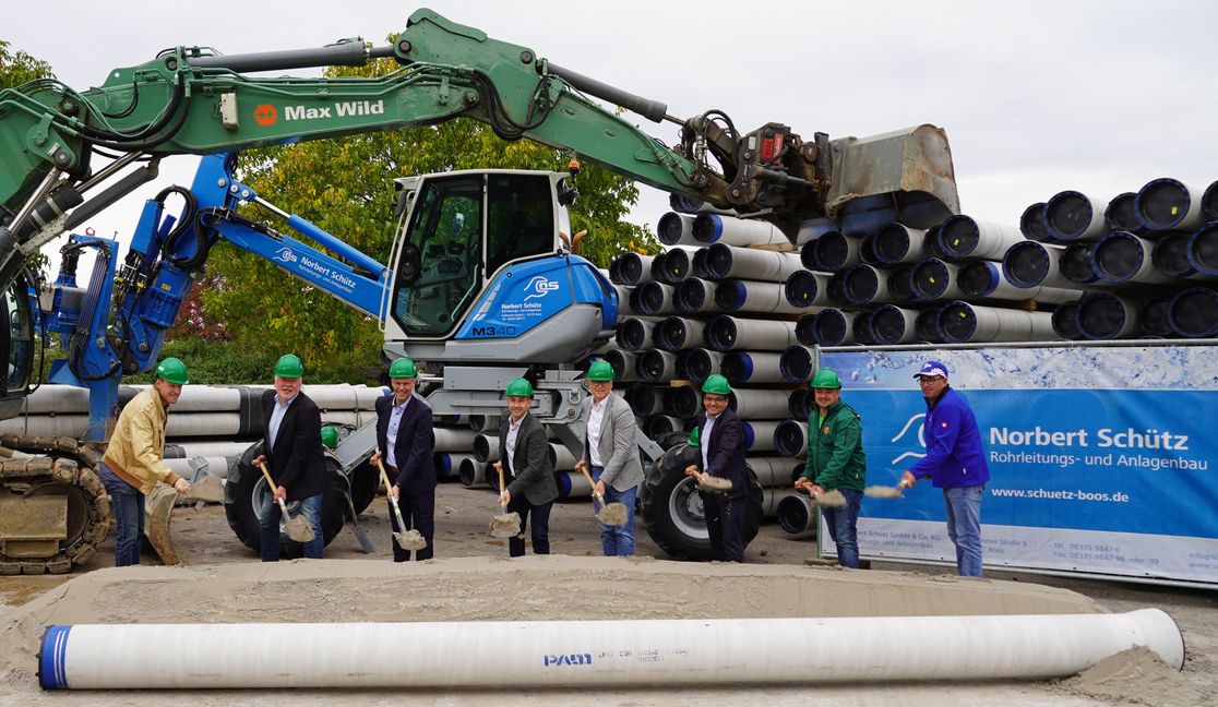 Daniel Hartmann, Landratsamt Böblingen Wasserwirtschaft, Ralf Göttsche, Geschäftsführer ASG, Matthias Schöck, Bürgermeister Gemeinde Hildrizhausen, Dr. Stefan Belz, Oberbürgermeister Stadt Böblingen, Erwin Heller, Bürgermeister Gemeinde Altdorf, Matthias Dreher, Ingenieurbüro Dreher + Stetter, Damian Malcharczyk, Firma Wild - Tiefbau, Anton Schütz, Firma Schütz - Rohrleitungsbau (von links). Bild: z