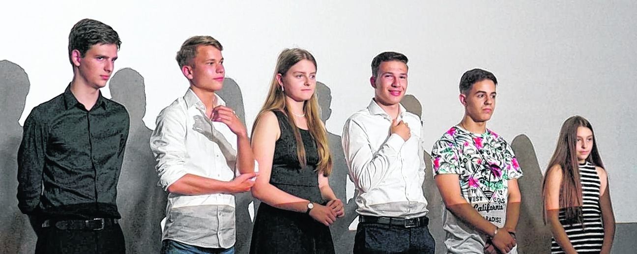 Anton Lipustin, Robin Renz, Anke Walter, Ahmed Abou-Tale vom Unterrieden-Gymnasium, Hussam Al-Heraki aus Fellbach und Unterrieden-Schülerin Lea Ivanko (von links) spielen die Hauptrollen in „Halbnah“.  Bilder: Heiden