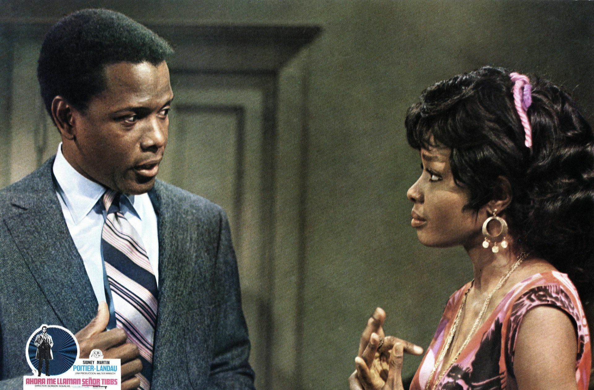 Sidney Poitier (hier mit mit Beverly Todd) in der Rolle des schwarzen Polizisten Virgil Tibbs, die er in drei Filmen spielte.
 Foto: imago images/Everett Col..