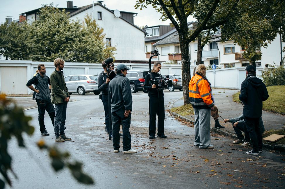 Außendreh in der Nebelhornstraße.     Bild: Schiwago Film/Jolanda Selting