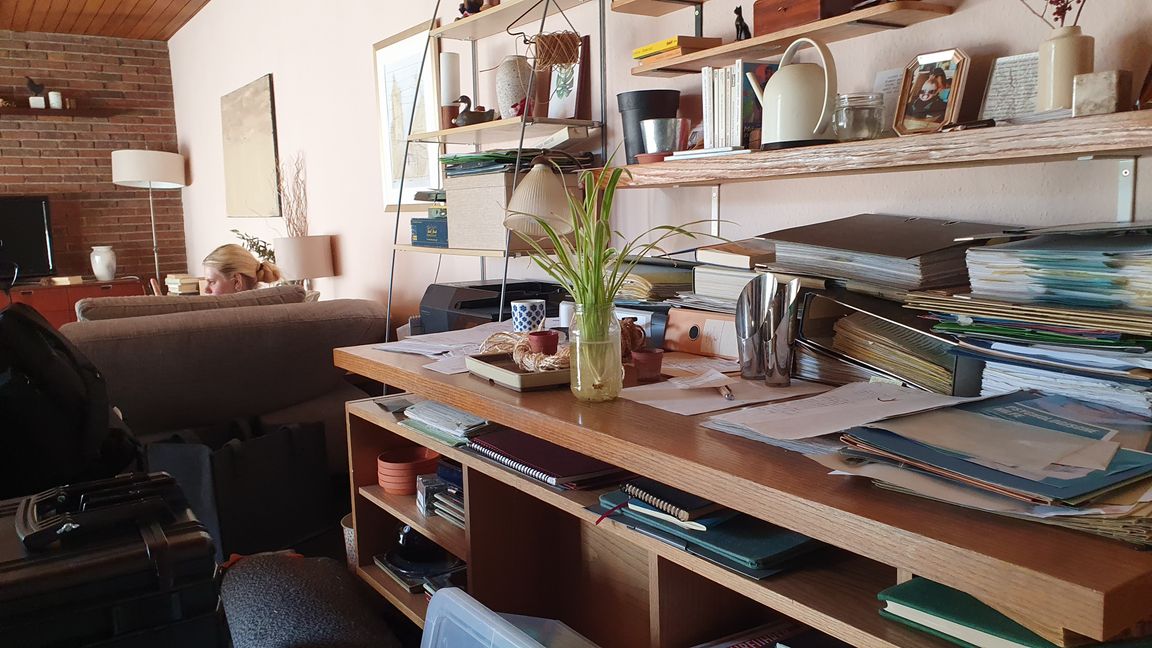 Alles nur Kulisse: So bewohnt das Haus auch aussieht: Vor ein paar Wochen war hier alles leer. Sogar die Tabeten sind für den Film an die Wand geklebt und bekamen einen alten Look.     Bild: Wegner