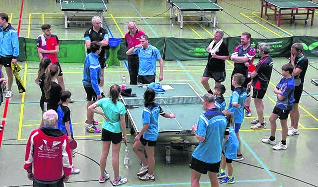 Gewusel um die Tischtennisplatte: Der Sindelfinger Momcilo Bojic (hinten) steht im Mittelpunkt. Bild: Holzapfel